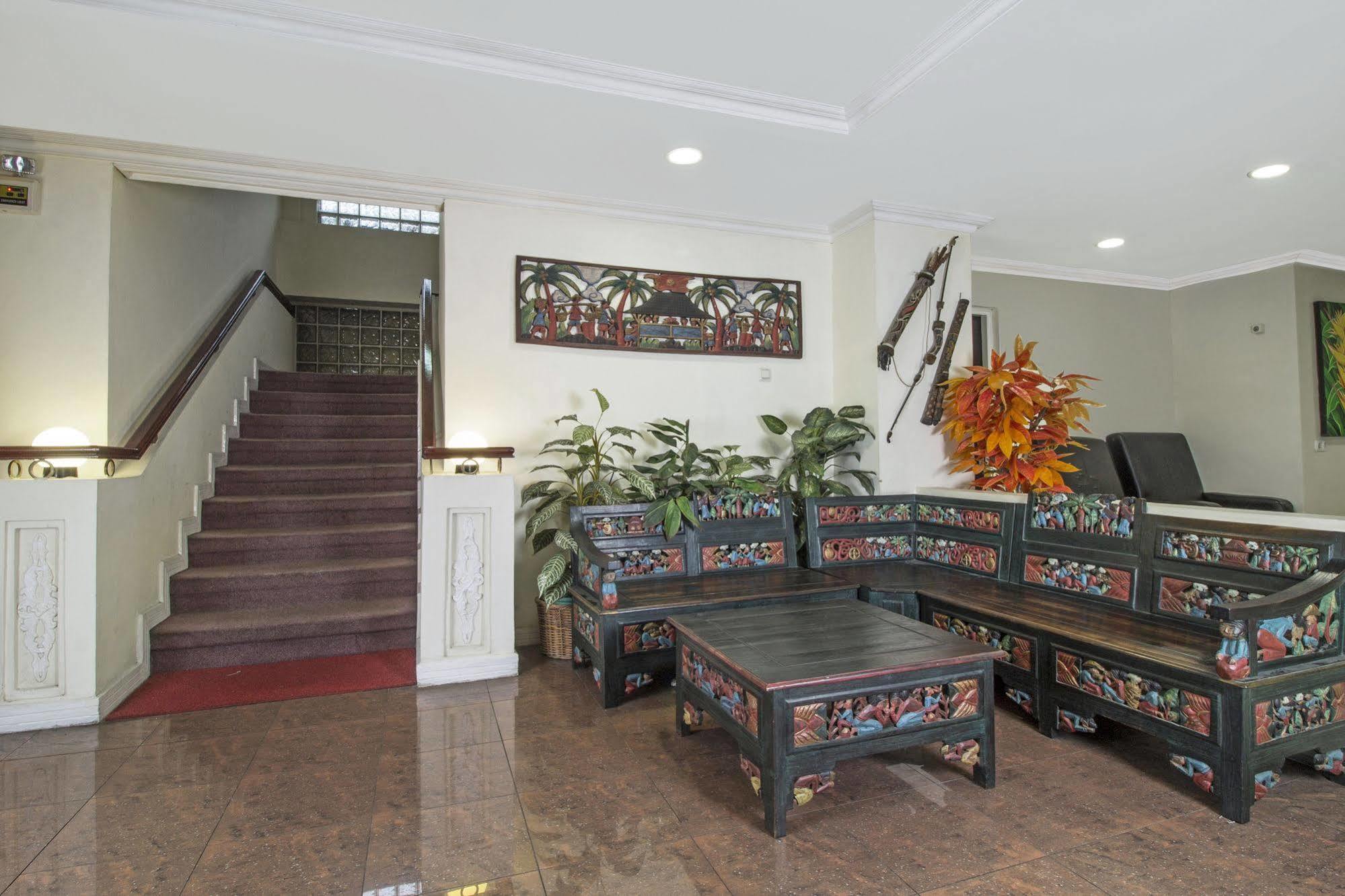 Reddoorz Premium @ Thamrin Kebon Sirih Hotel Jakarta Bagian luar foto