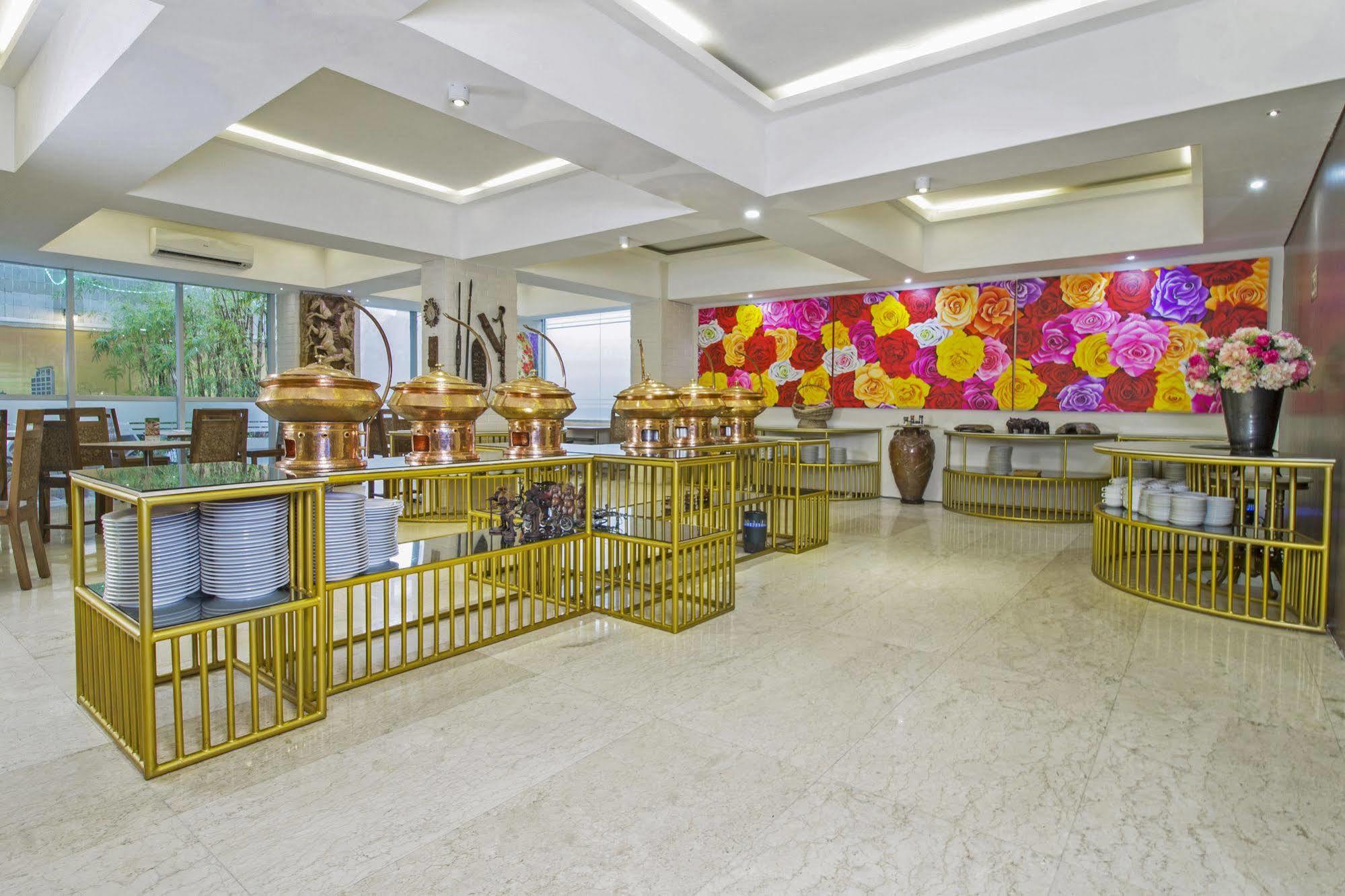 Reddoorz Premium @ Thamrin Kebon Sirih Hotel Jakarta Bagian luar foto