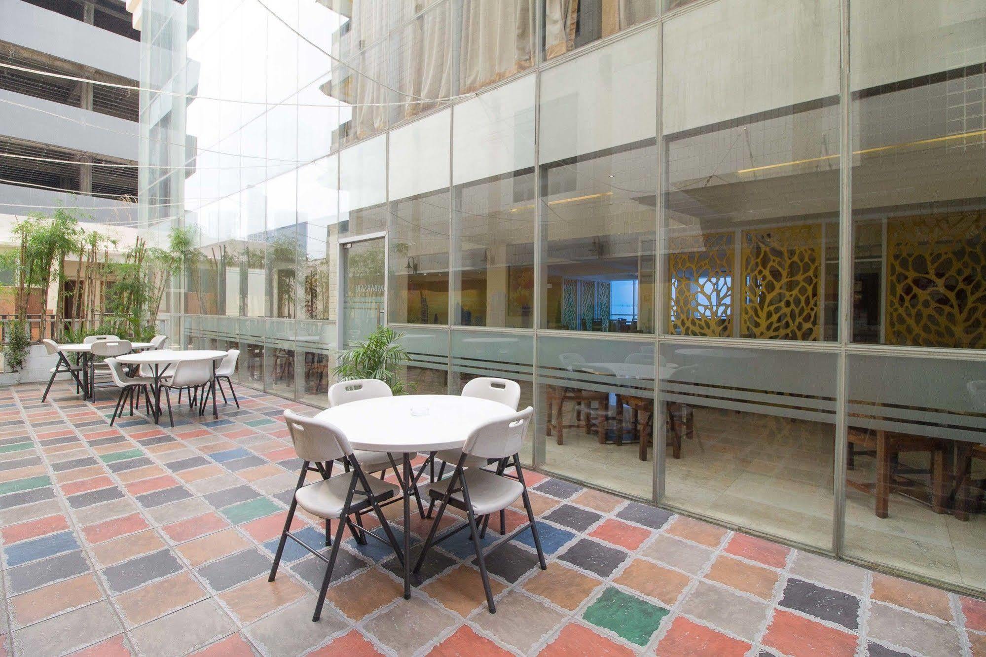Reddoorz Premium @ Thamrin Kebon Sirih Hotel Jakarta Bagian luar foto
