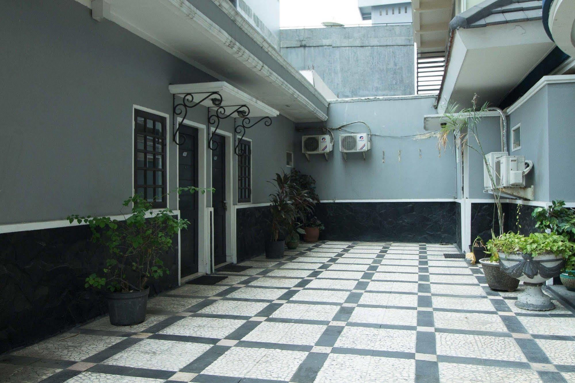 Reddoorz Premium @ Thamrin Kebon Sirih Hotel Jakarta Bagian luar foto