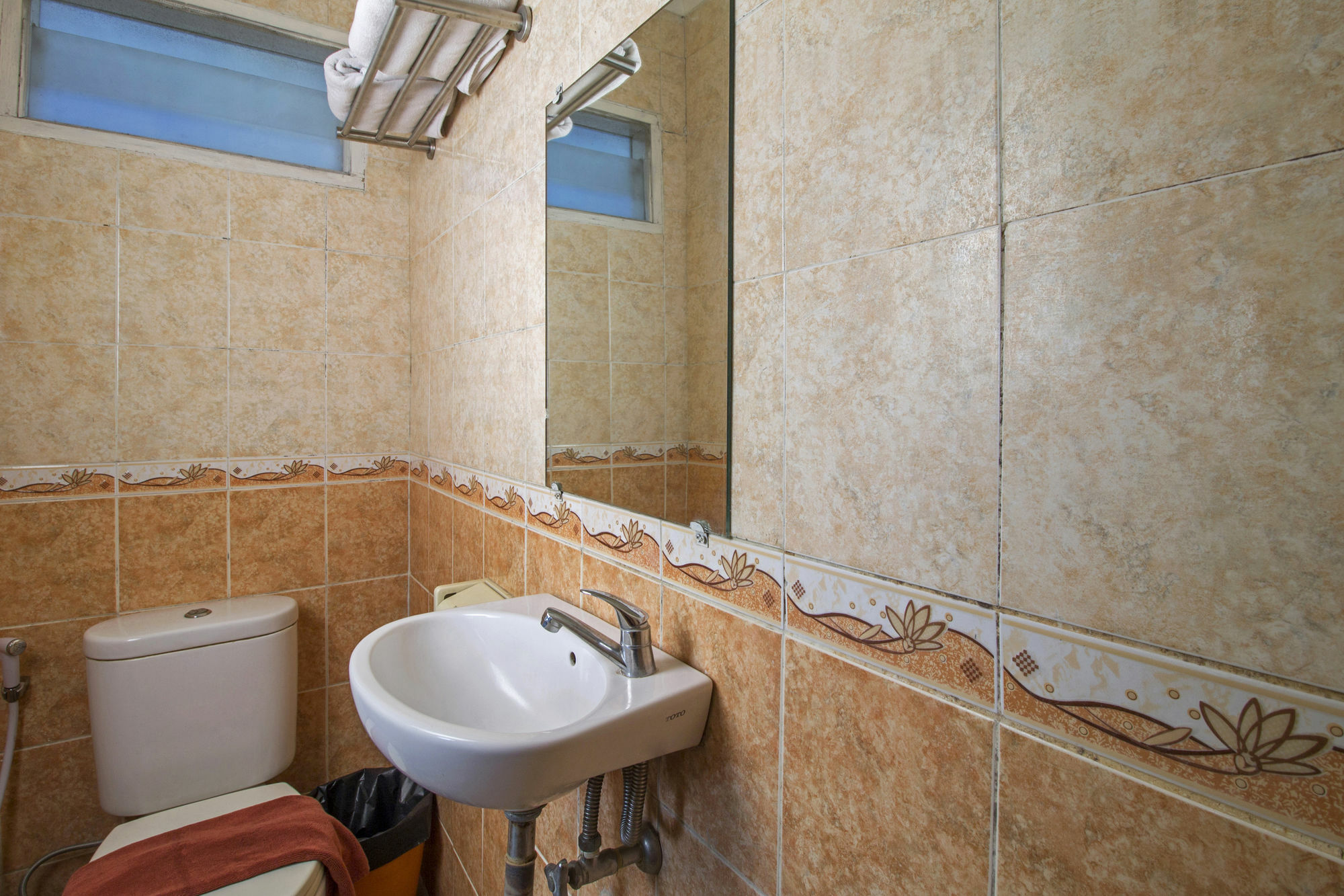 Reddoorz Premium @ Thamrin Kebon Sirih Hotel Jakarta Bagian luar foto